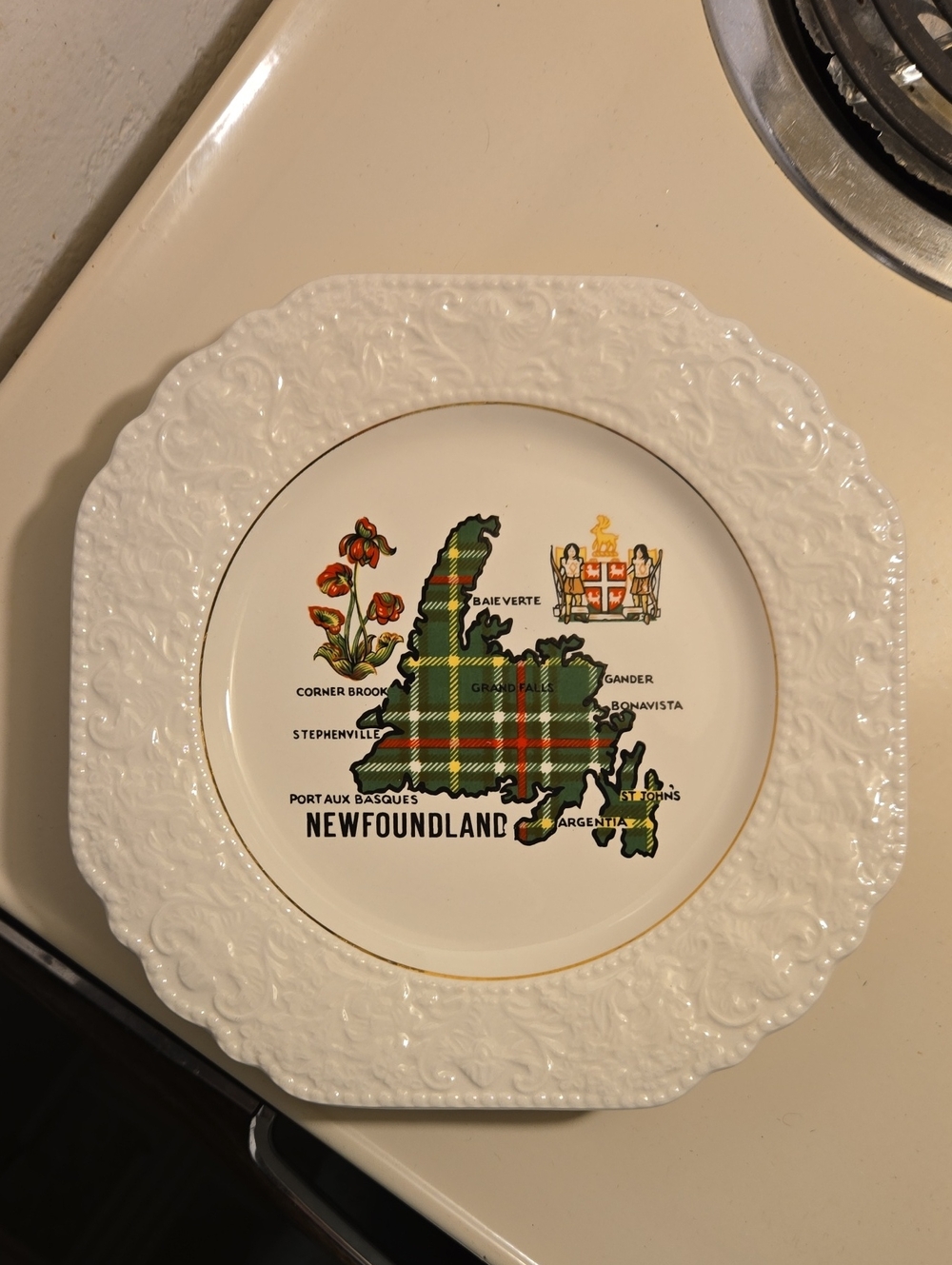 Lord Nelson Pottery Newfoundland Decorative Map Plate in NL tartan